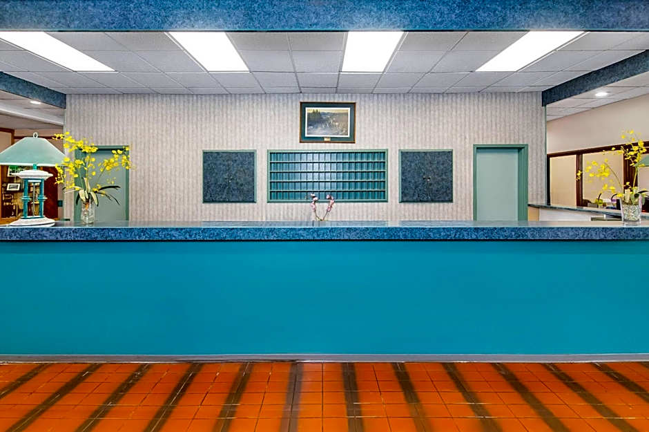 Crestwood Hotel
