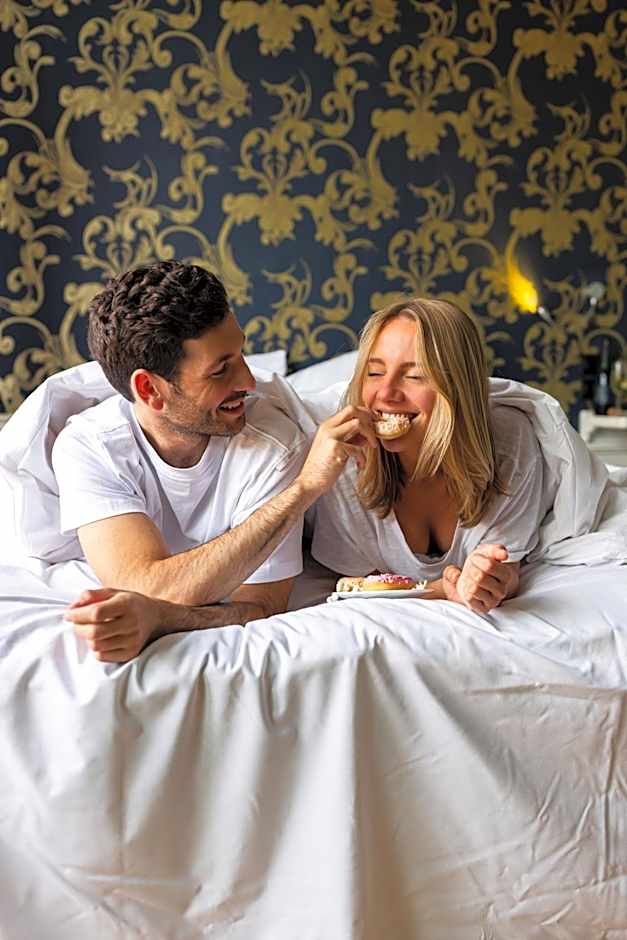 Amsterdam Canal Hotel