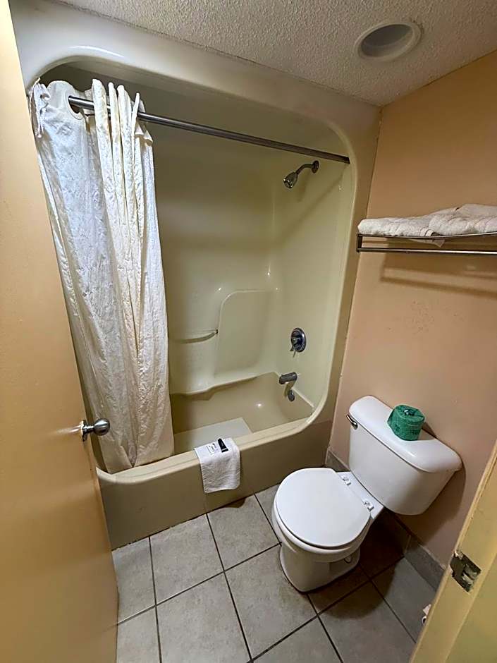 Camilla Inn & Suites