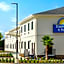 Days Inn & Suites by Wyndham Greater Tomball
