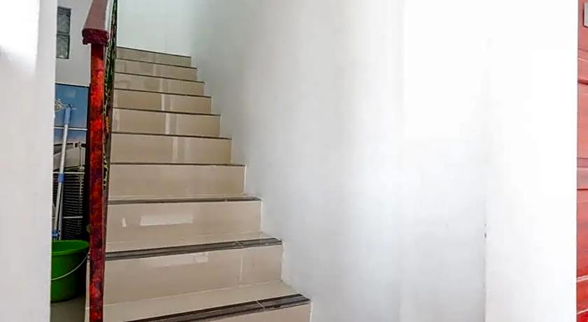 RedDoorz near Stasiun Purwosari