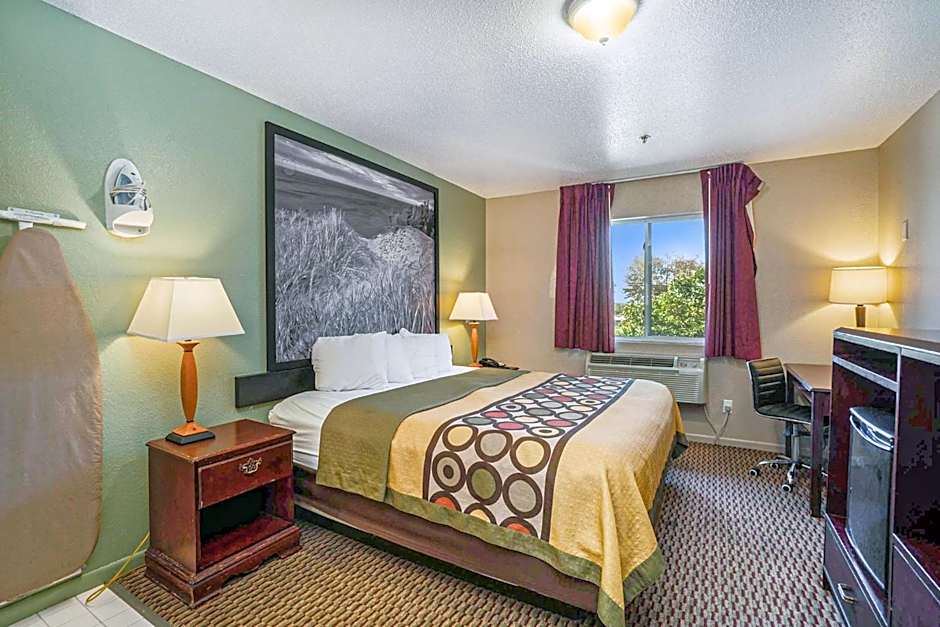 Super 8 by Wyndham Mt. Pleasant