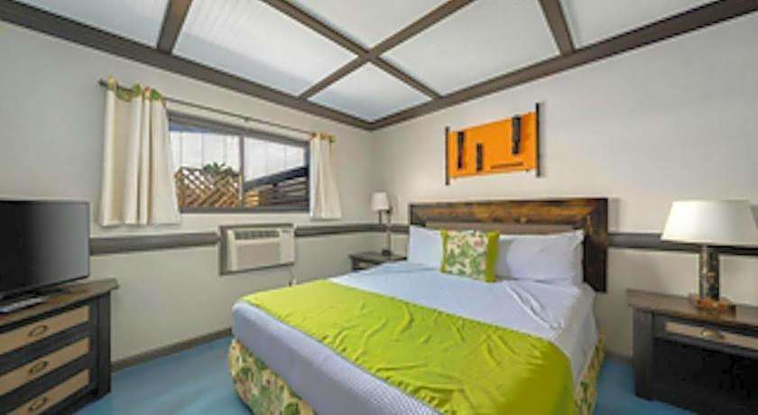 Caliente Tropics Hotel