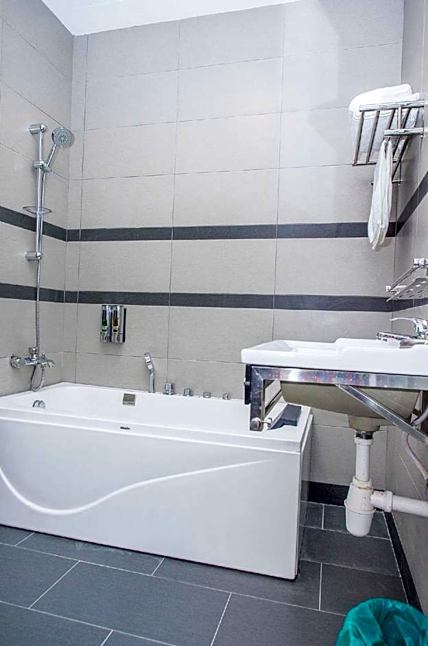 OYO 89423 Zenz Hotel