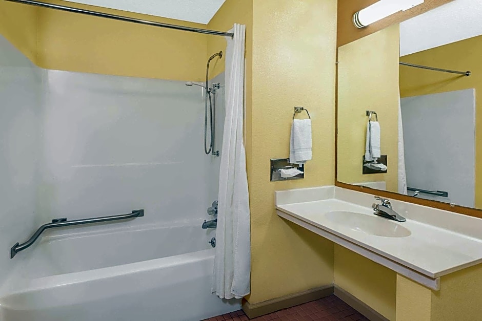 Days Inn & Suites by Wyndham Kalamazoo – Kalamazoo, MI