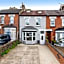 King Room with a shared Kitchen and bathroom in a 5-Bedroom House at Hanwell