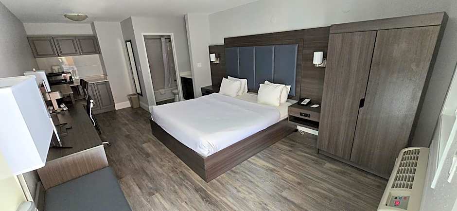 Photo 1 of 5 of 1 King Bed, Pool View