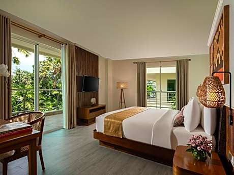 Three-Bedroom Apartment with Plunge Pool and Fully Equipped Kitchenette, Free Access to Kids Club