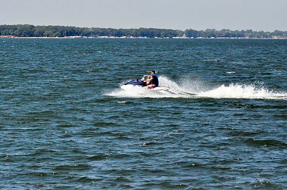 Okoboji Inn & Suites