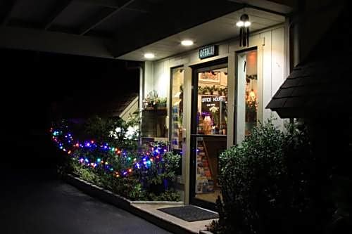 Monterey Fireside Lodge