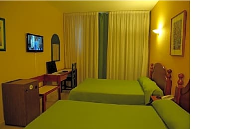 2 ADULTS + 2 CHILDREN