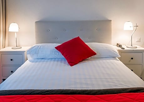 Queen Comfort - City side