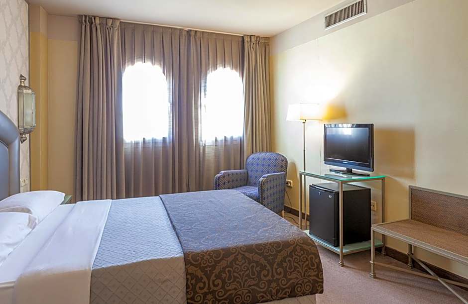 Photo 1 of 6 of 1 Queen Bed