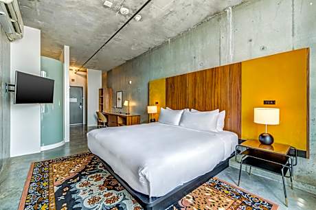 1 KING BED GLASS LOFT HEARING ACCESSIBLE