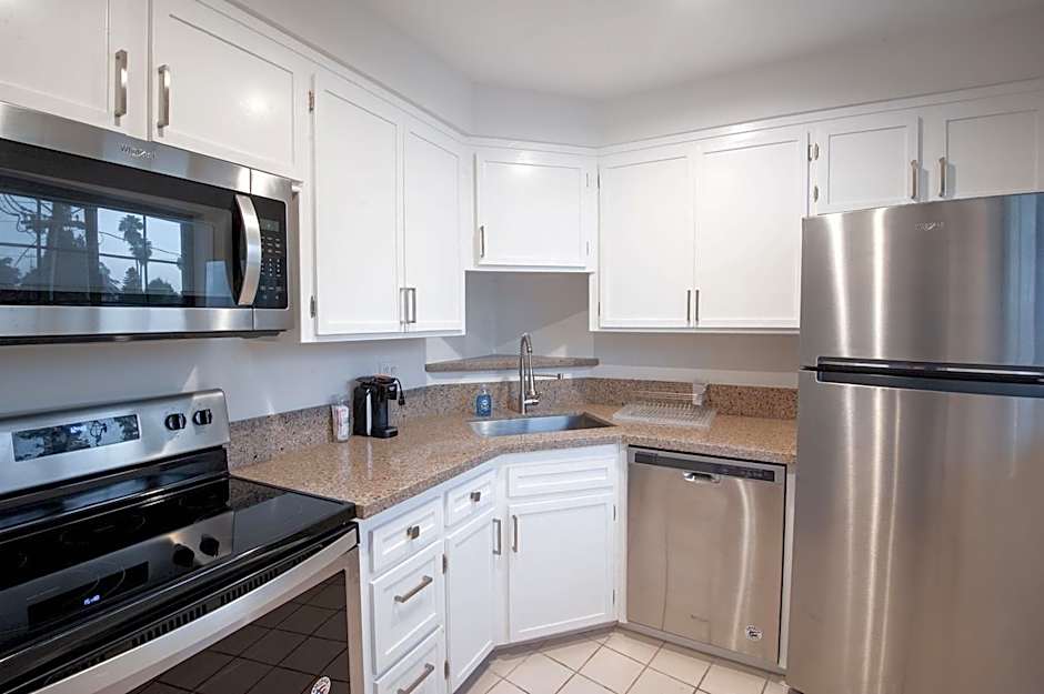 Studio City Court Yard Hotel