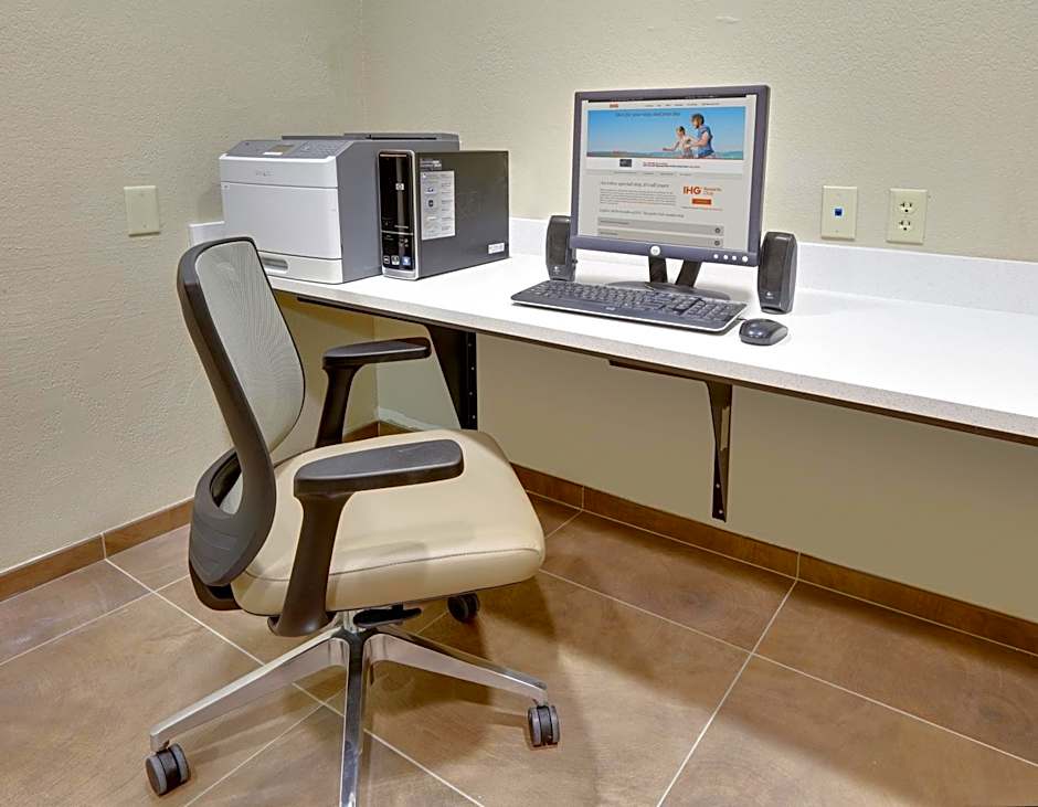 Candlewood Suites Salina By IHG