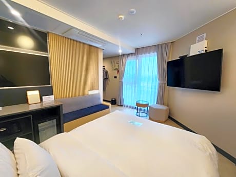 Special Offer - Standard Double Room with Floating Package (2 Cans of Busan Lager Beer (500ml), 2 Tube Wine (White/Red), Mini Snack)