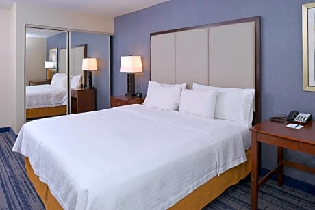 1 King 1 Bedroom Roll in Shower Mobility Accessible Non-Smoking