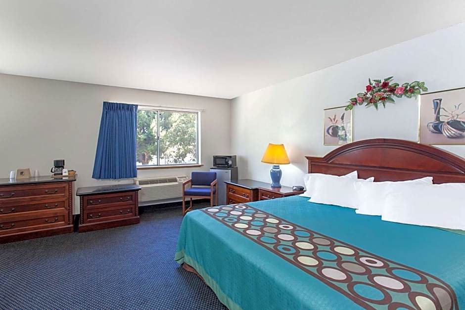 Super 8 by Wyndham Selma/Fresno Area