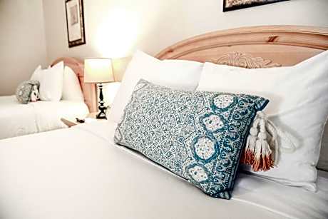 Luxury Double Queen Suite