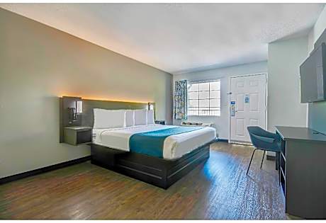 1 Queen Bed | Smoking