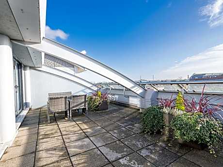 Deluxe Queen Room with Balcony and View