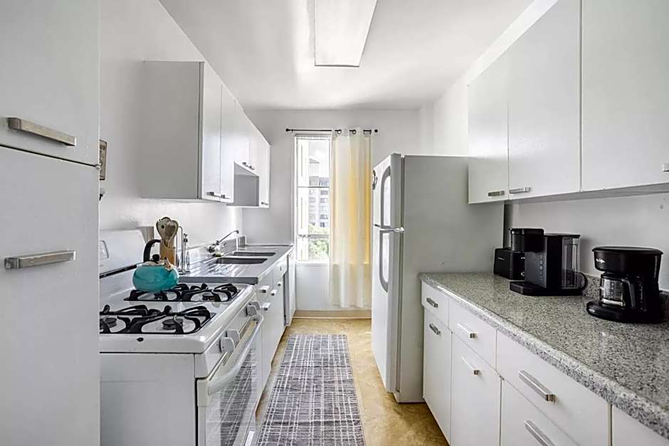 Spacious 2 Bedroom 2 Bathroom Unit Great Location