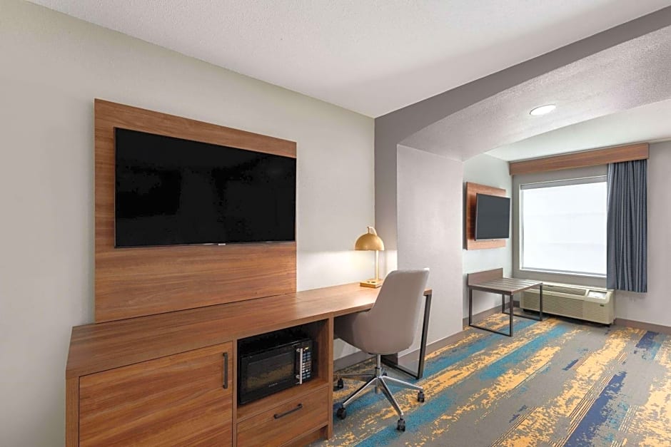 La Quinta Inn & Suites by Wyndham Knoxville Central Papermill