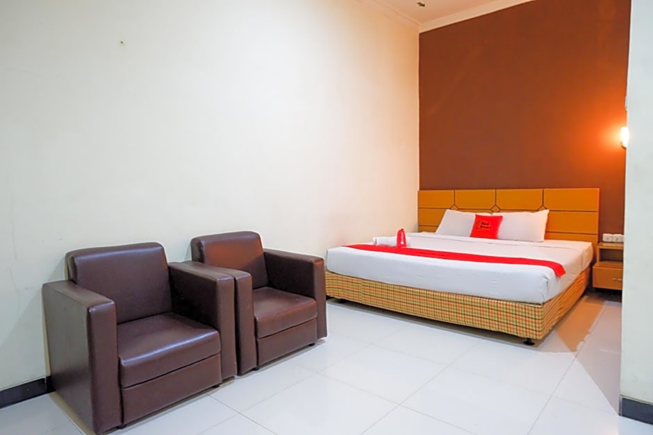 RedDoorz near Monumen Habibi Ainun