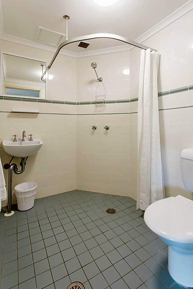 Arena Hotel (formerly Sleep Express Motel)