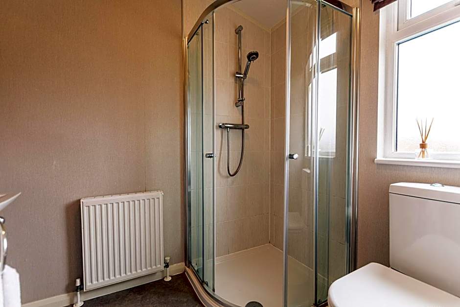 Kingfisher Lodge with Hot Tub