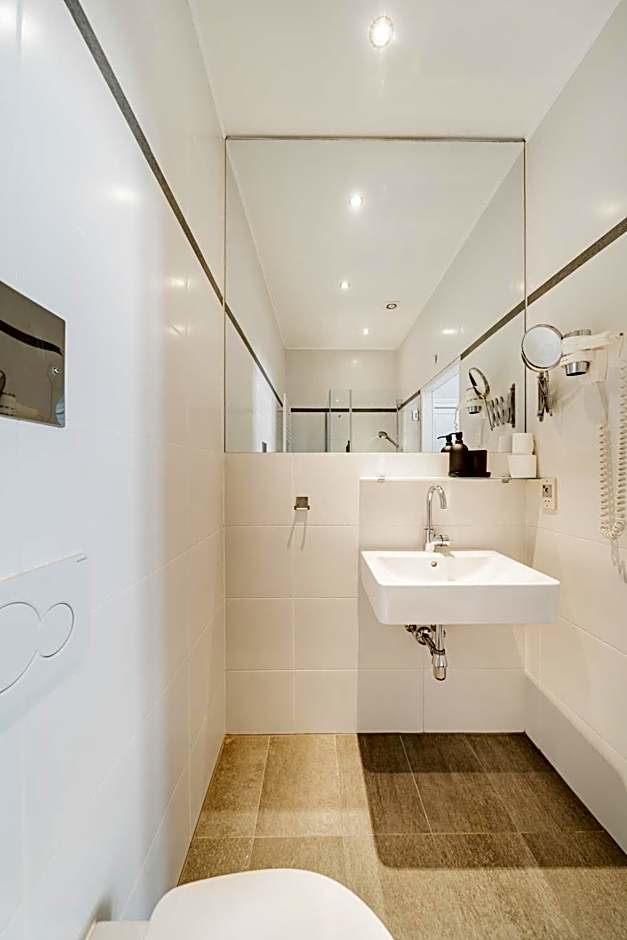 Self-Check-In Hotel Adlon