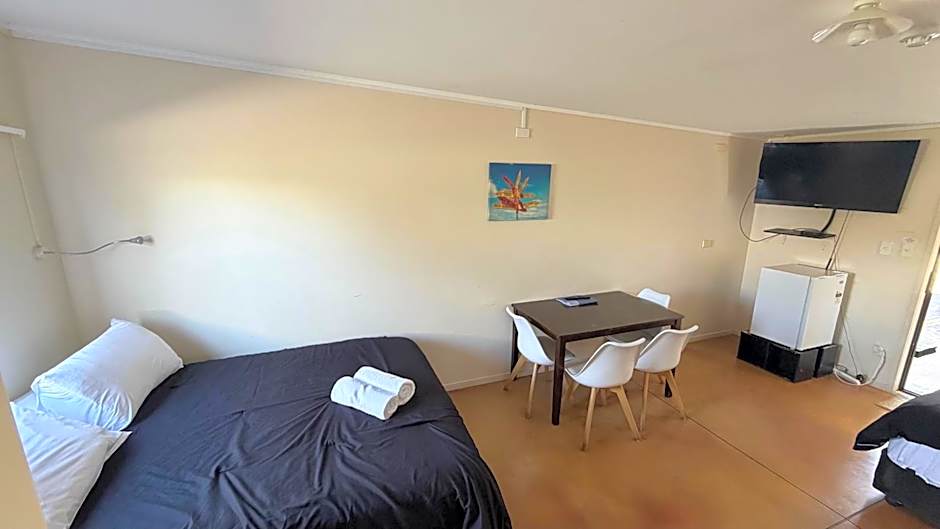Beachcomber Lodge & Backpacker