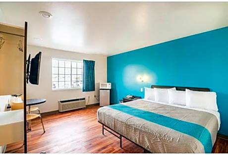 1 King Bed | ADA/Tub/Micfridge