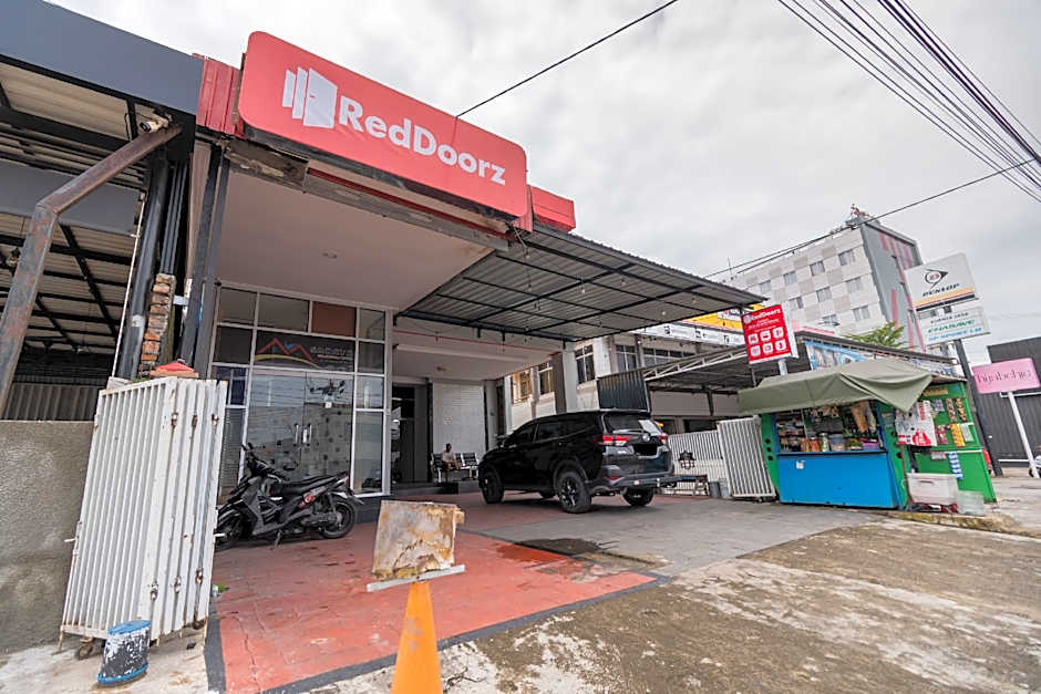RedDoorz Syariah near RS Mata Padang