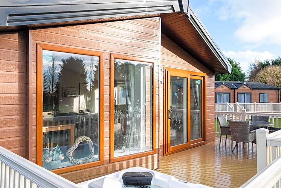 Kinship Lodge with Hot Tub