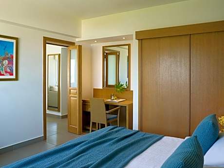 Superior Family Room Inland View