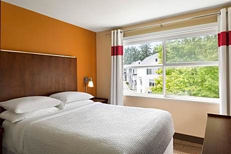 One-Bedroom Queen Suite