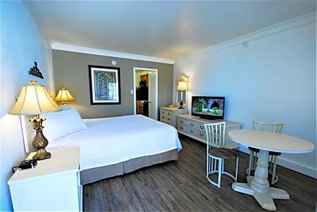 King Efficiency Pool View Exterior Entrance