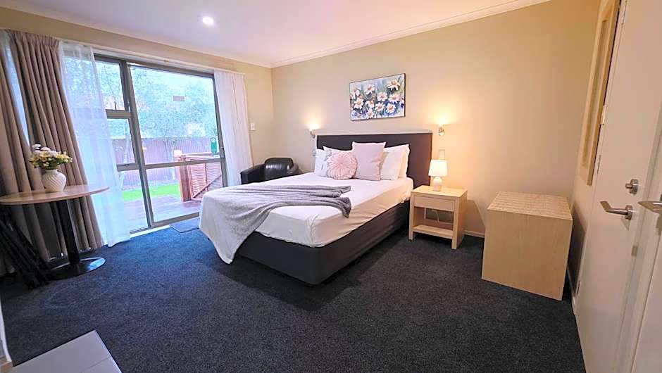 TOWER JUNCTION MOTOR LODGE- Motel with Airport and Railway Station Transport Service