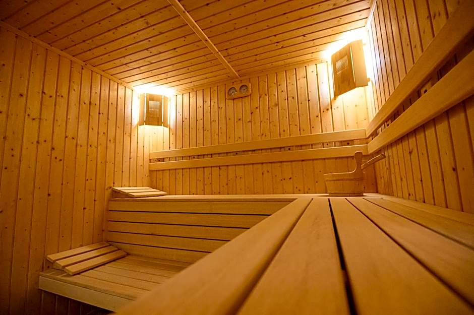 Parklands Hotel & Pool