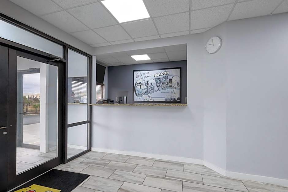 Super 8 by Wyndham Macon West