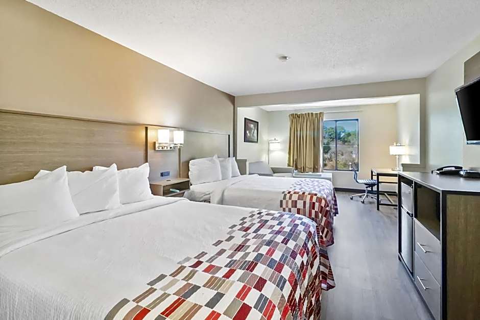 Red Roof Inn & Suites Fayetteville-Fort Bragg
