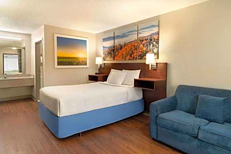 1 Queen Bed Deluxe Mobility Accessible Room Non-Smoking