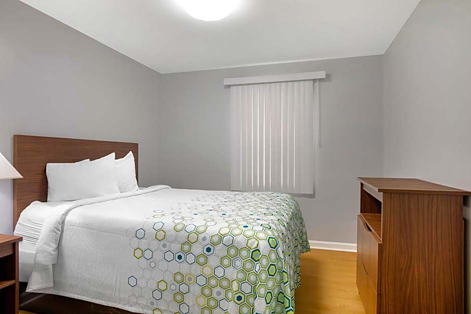 HomeTowne Studios by Red Roof Huntsville - Madison
