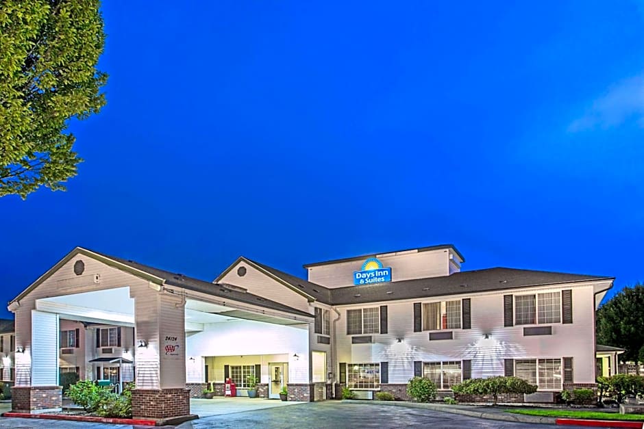 Days Inn & Suites by Wyndham Gresham