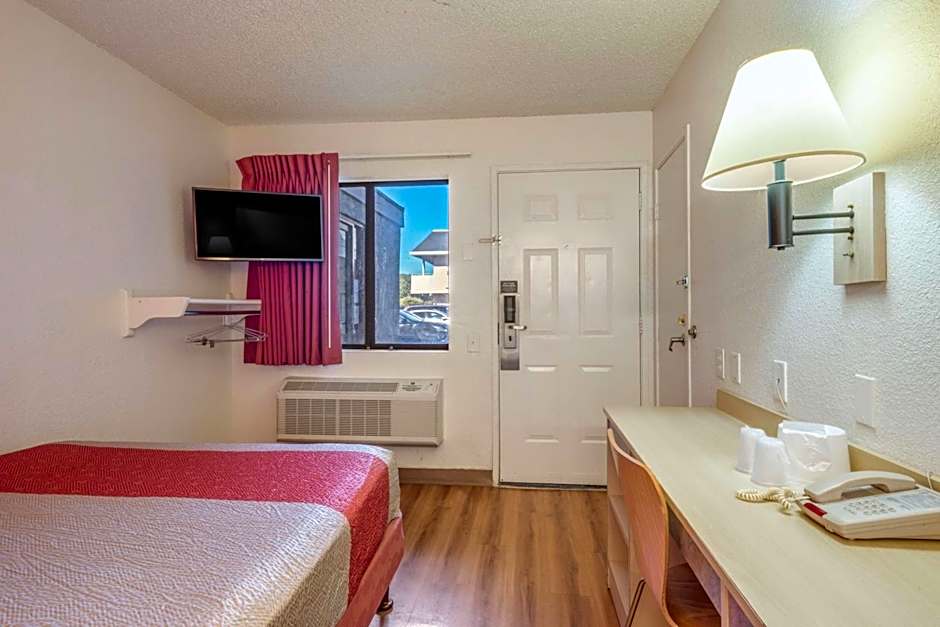 Photo 1 of 4 of Double Room