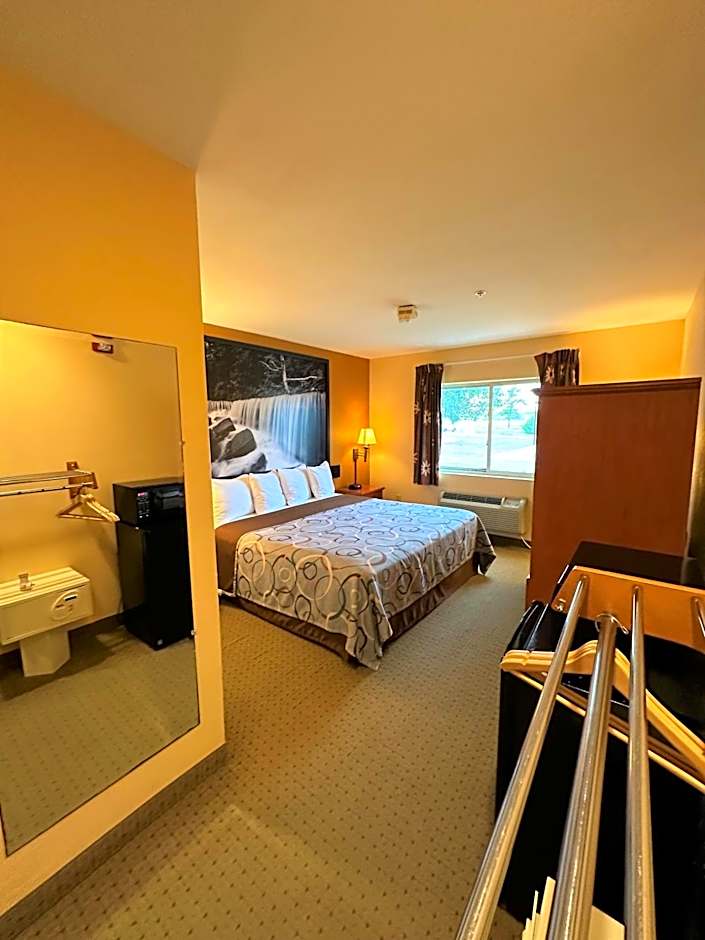 Super 8 by Wyndham Topeka at Forbes Landing
