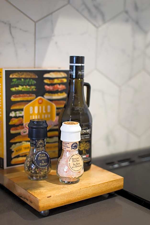 Blue Tropics Studio in Little Italy with kitchen by Den Stays