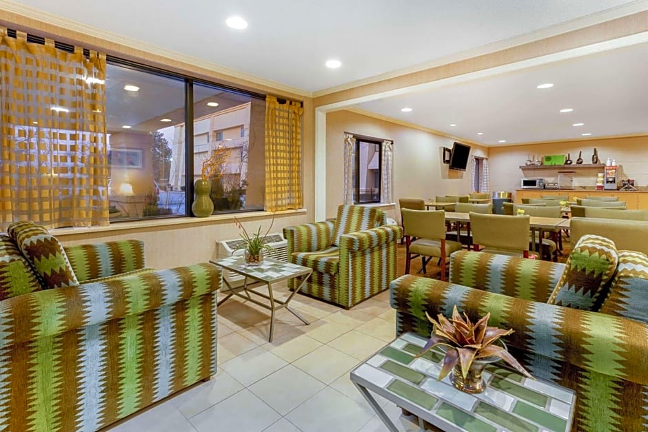 La Quinta Inn & Suites by Wyndham Chicago Willowbrook